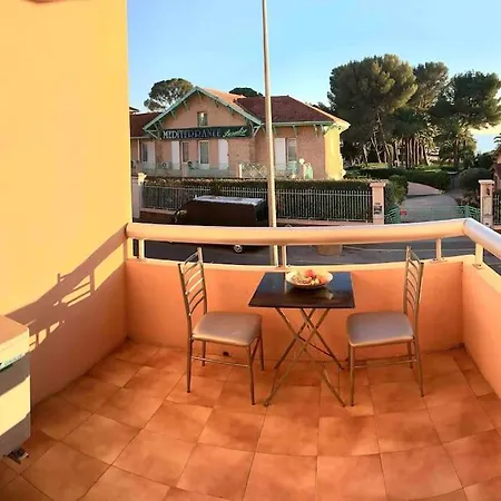 Appartement Studio A 50m De La Mer, Belle Terrasse Plein Sud Saint-Raphaël